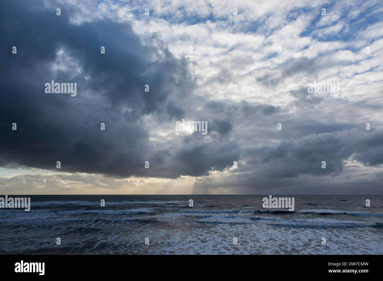 Les nuages de tempête dans le mauvais temps sur l'état de la mer avec des vagues au large de la côte de l'île de Wight, Royaume-Uni Banque D'Images
