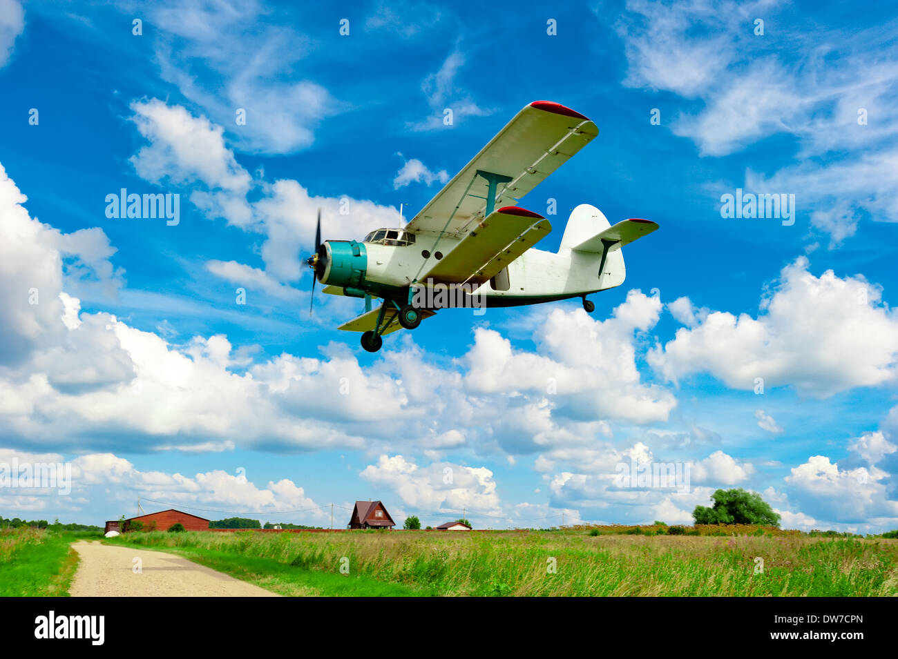 Avions agricoles volant à basse altitude au-dessus d'un champ Banque D'Images