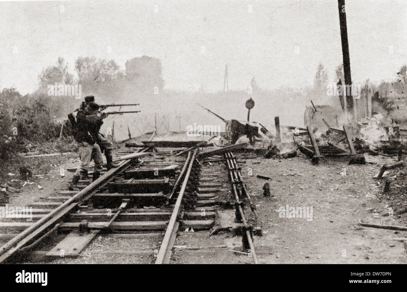 Sur le feu des tireurs d'belge l'ennemi allemand à Termonde, en Belgique au cours de la PREMIÈRE GUERRE MONDIALE. À partir de la guerre d'album Deluxe, publié en 1915. Banque D'Images