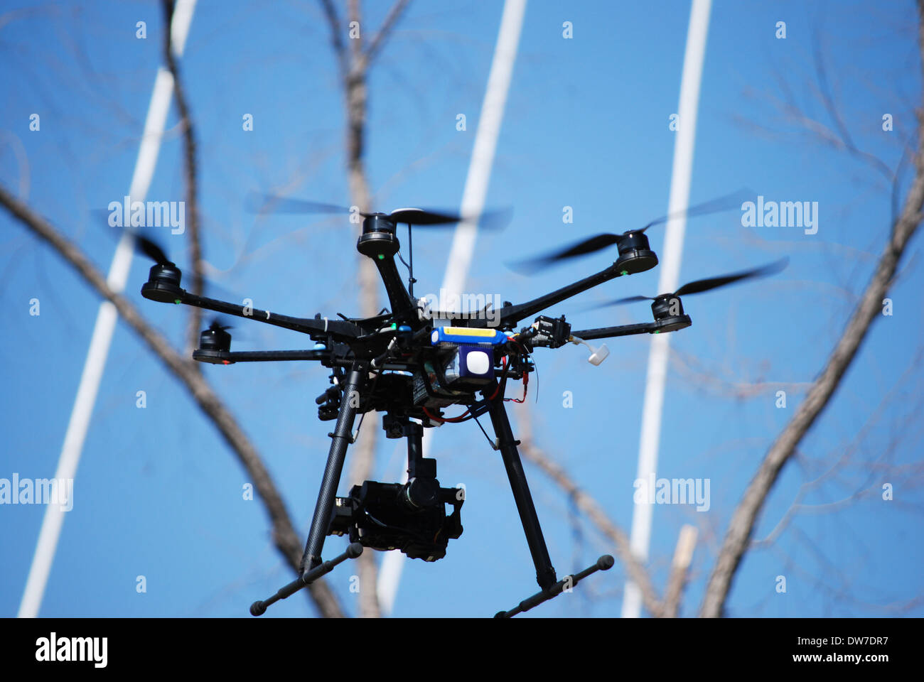 Un drone avec rotor six grâce au mouvement de la caméra s'élève au dessus du pont Margaret Hunt Hill à Dallas, au Texas. Une distance de 400 pieds. Banque D'Images