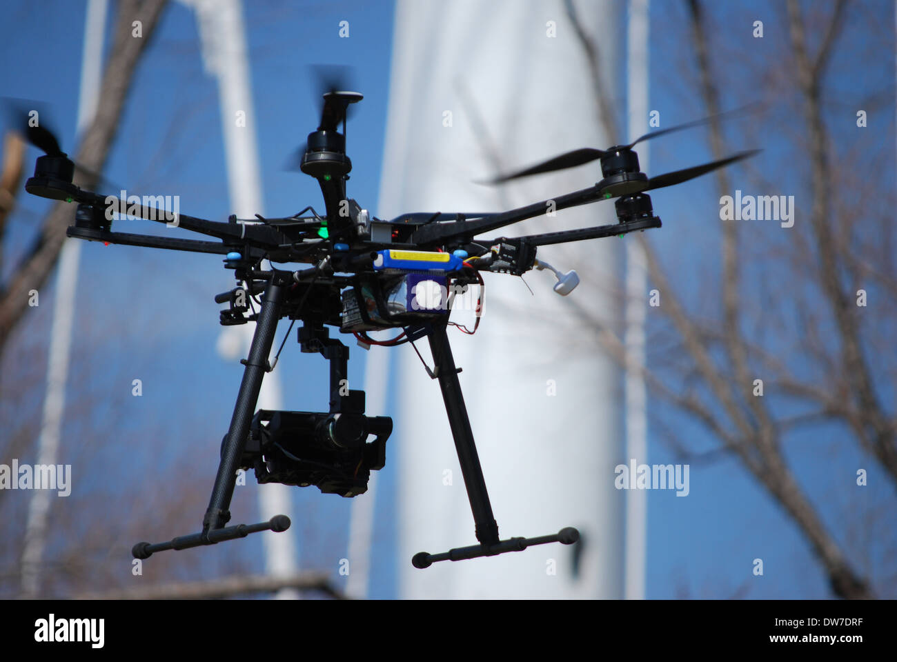 Un drone avec rotor six grâce au mouvement de la caméra s'élève au dessus du pont Margaret Hunt Hill à Dallas, au Texas. Une distance de 400 pieds. Banque D'Images