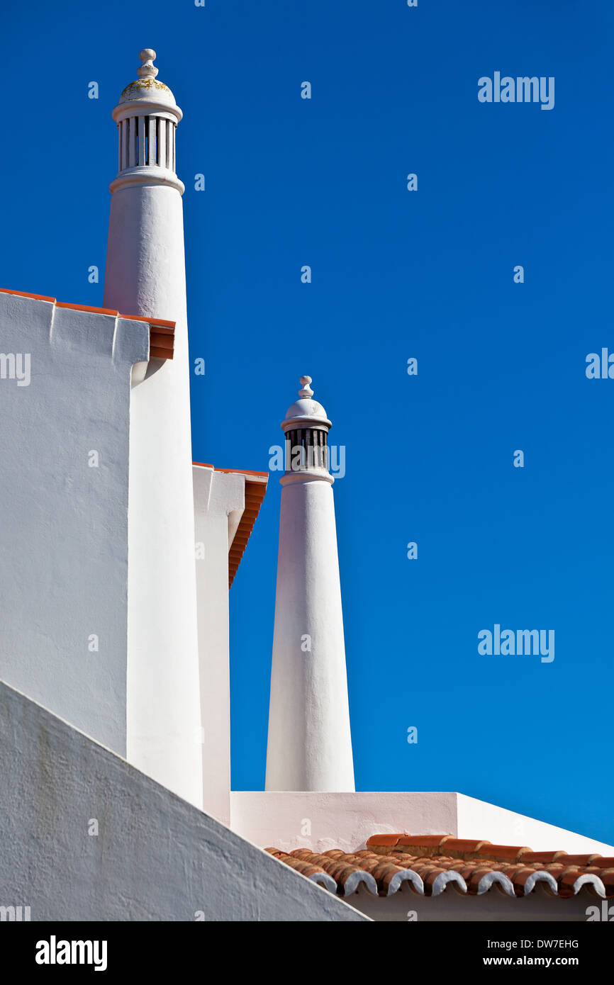 Méconnaissable Partie de maison d'habitation à Algarve, Portugal. Ciel bleu en arrière-plan Banque D'Images