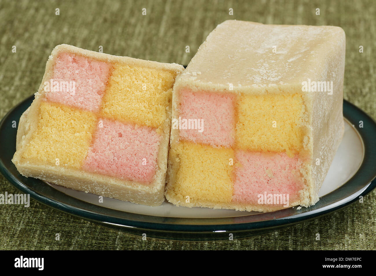 Rose et jaune alimentaire gâteau éponge battenberg wit massepain amande Banque D'Images