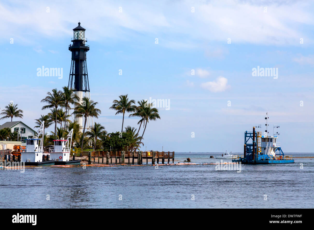 Achevé en 1907, le quartier historique de 167 pieds de hauteur Hillsboro Inlet Lighthouse se trouve sur la pointe de terre sur la rive nord-est. Banque D'Images