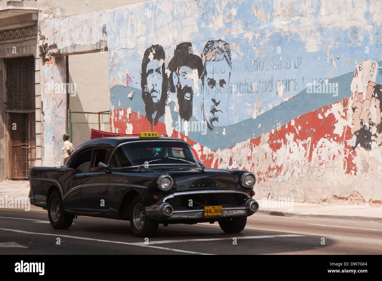 Voiture Taxi américano-cubaine avec Che Guevara image en arrière-plan dans le centre de La Havane, Cuba Banque D'Images