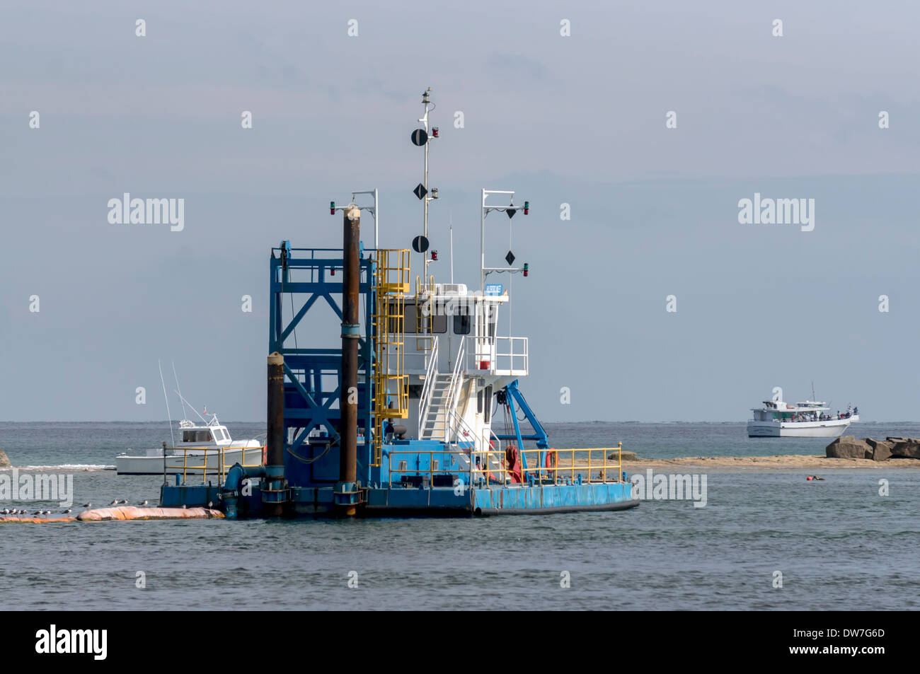 Barge de dragage de sable à l'intérieur de Hillsboro Inlet avec barre de sable et l'océan au-delà. Floride, États-Unis Banque D'Images