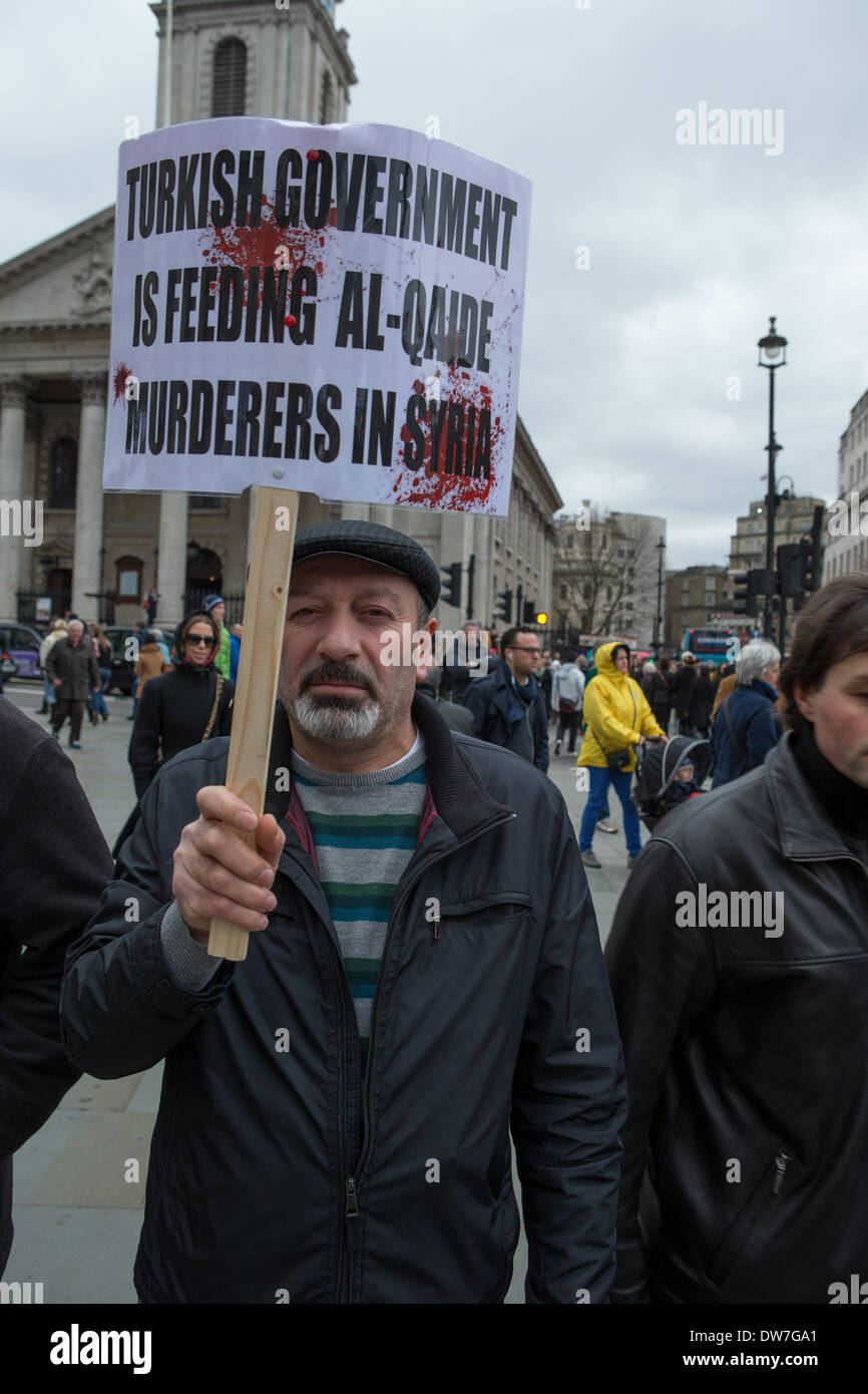 Londres, Royaume-Uni. 2 mars, 2014. Manifestant mâle tenant une pancarte contre l'implication du gouvernement turc dans la guerre syrienne Crédit : Neil Cordell/Alamy Live News Banque D'Images