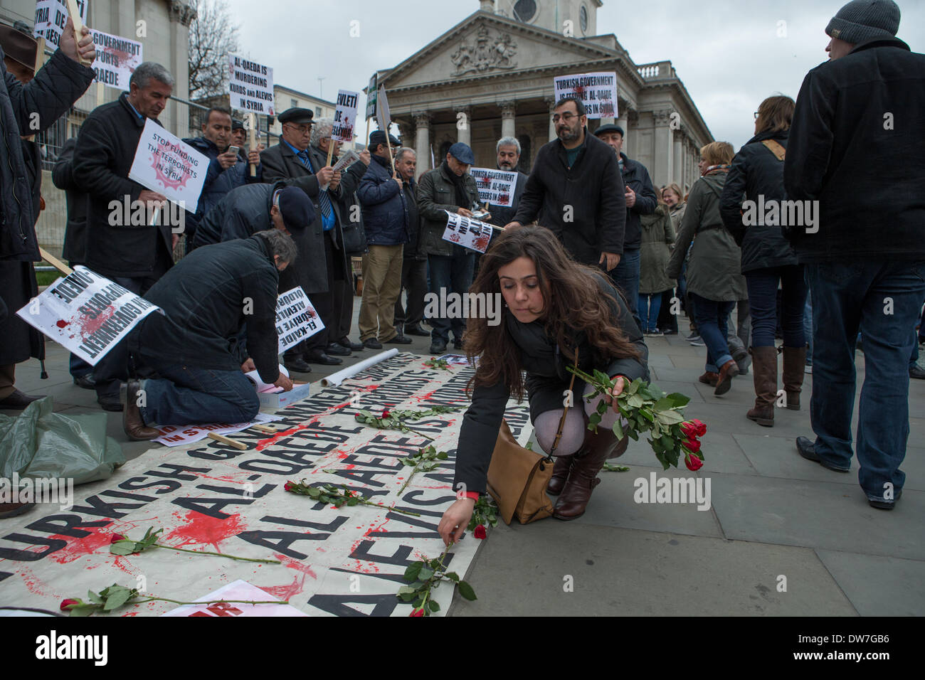 Londres, Royaume-Uni. 2 mars, 2014. Slogans anti guerre en Syrie et roses rouges avec les manifestants en face de Saint Martins-dans-le-champs Crédit : Neil Cordell/Alamy Live News Banque D'Images