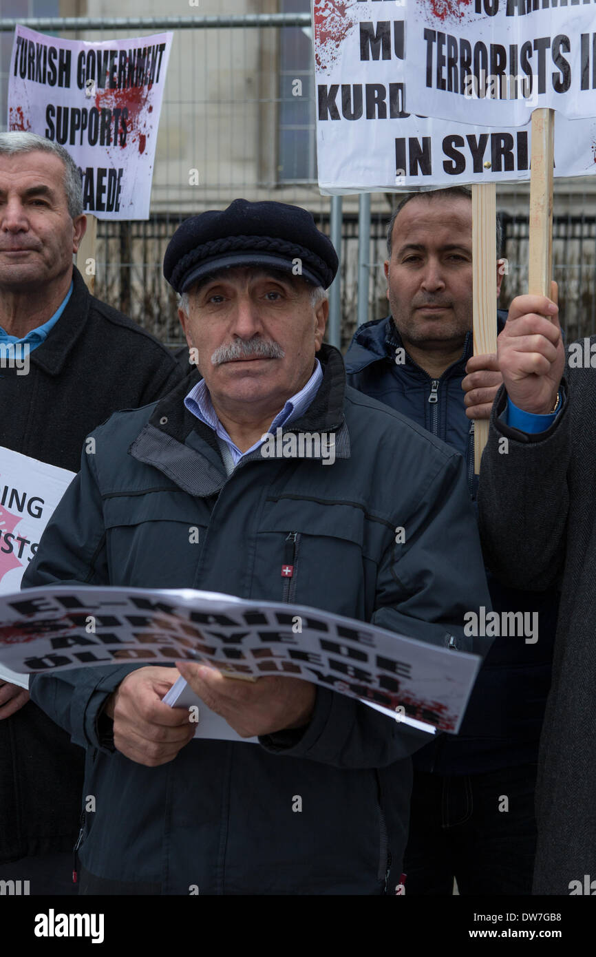 Londres, Royaume-Uni. 2 mars, 2014. Monsieur plus âgé pour protester contre le soutien du gouvernement turc à la Syrie Crédit : Neil Cordell/Alamy Live News Banque D'Images