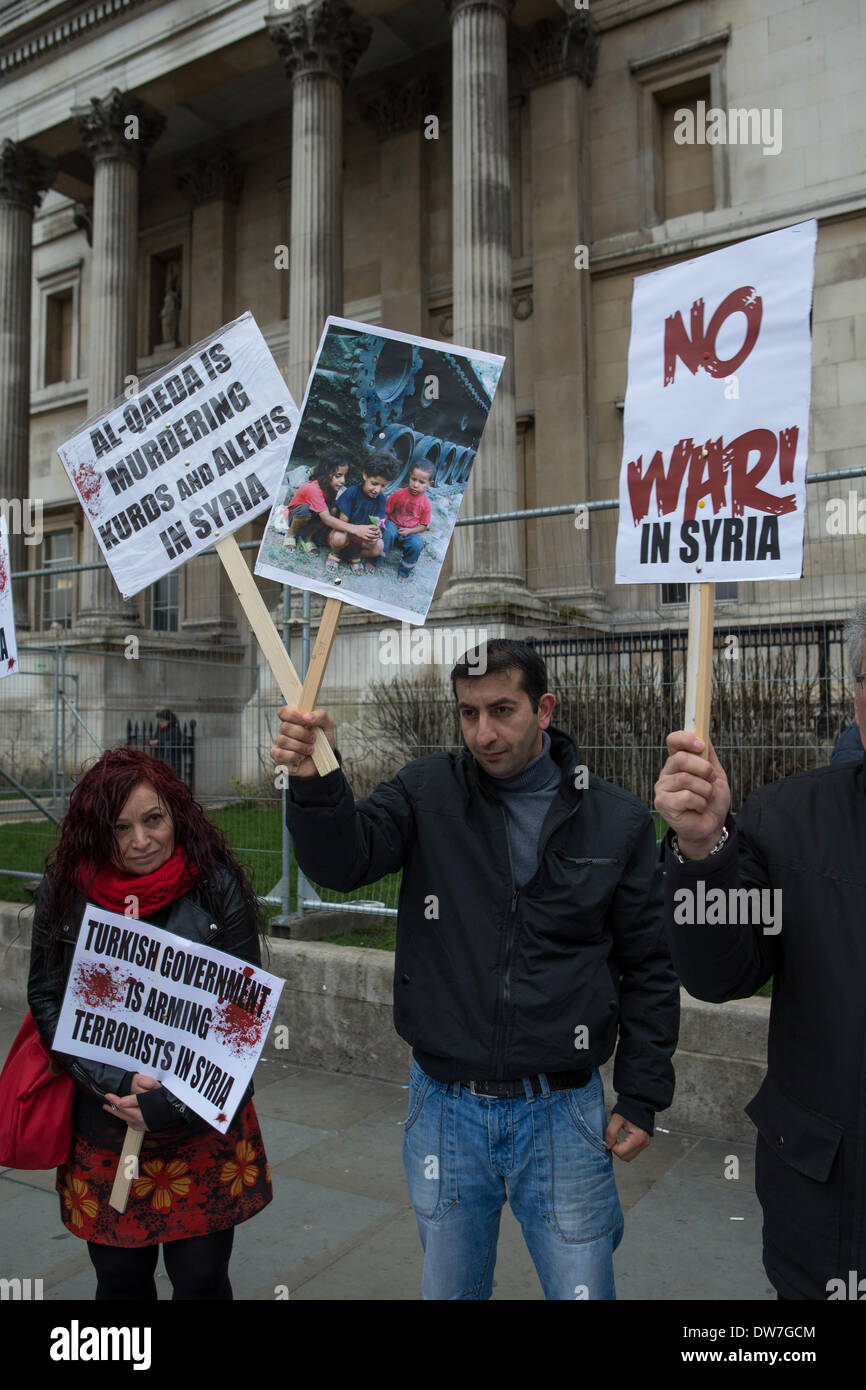 Londres, Royaume-Uni. 2 mars, 2014. Des pancartes contre la guerre en Syrie étant détenu par des manifestants à Trafalgar Square Crédit : Neil Cordell/Alamy Live News Banque D'Images