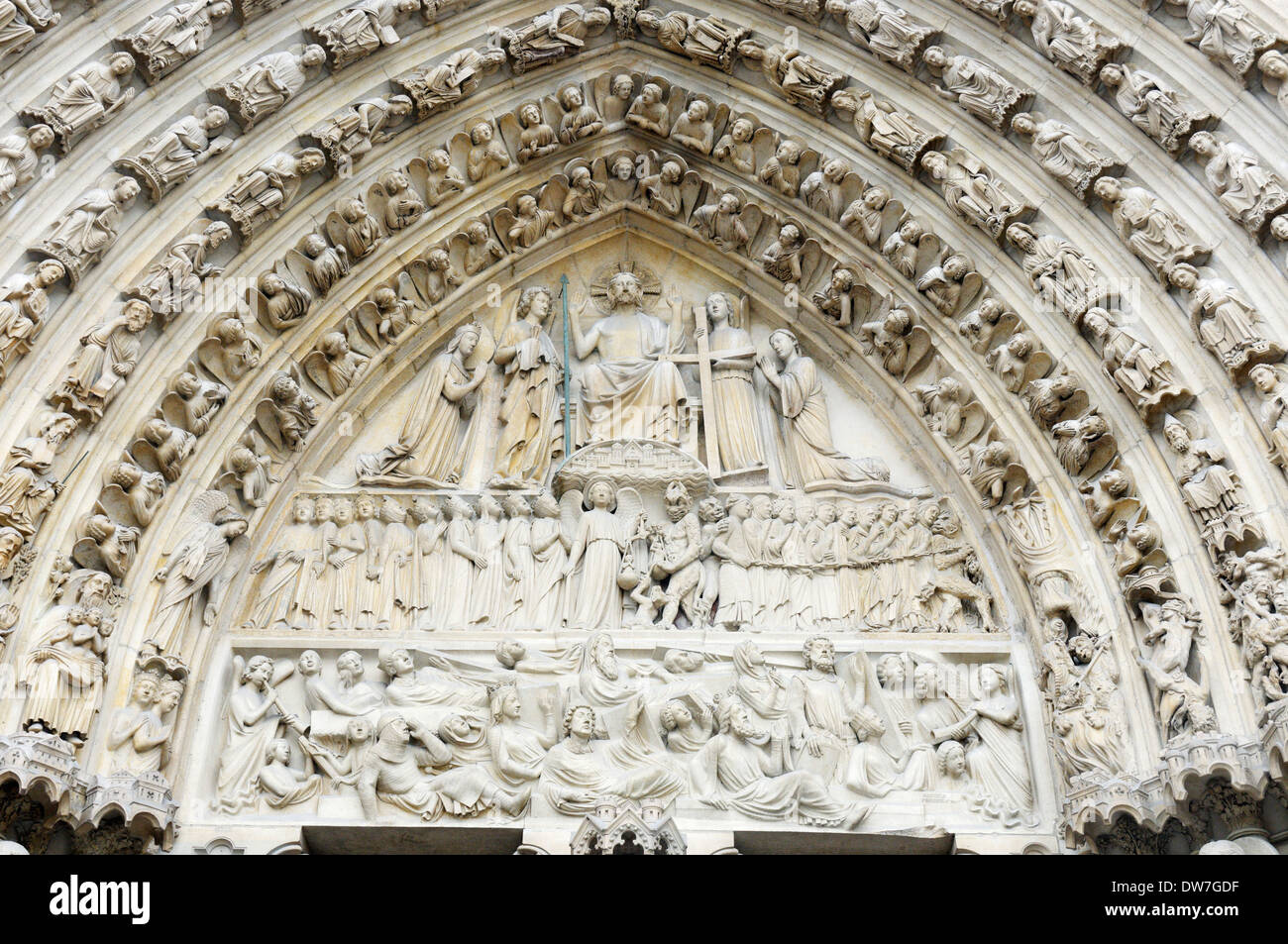 Sculptures montrant les gens qui vont au ciel et l'enfer sur la porte de Notre Dame de Paris, France Banque D'Images