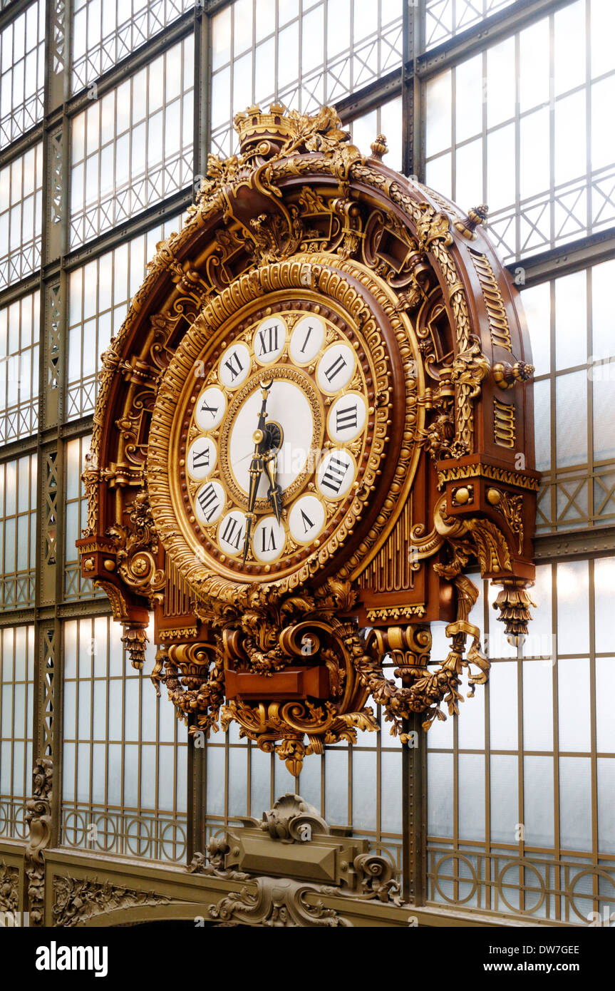 La magnifique horloge ornée dans le musée d'Orsay à Paris Banque D'Images