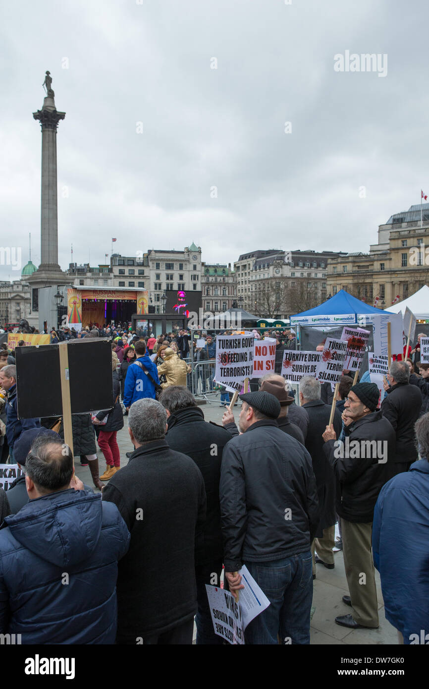 Londres, Royaume-Uni. 2 mars, 2014. Des manifestants anti gouvernement turc sur Trafalgar Square tandis que les célébrations Maslenitsa russe continuer Crédit : Neil Cordell/Alamy Live News Banque D'Images