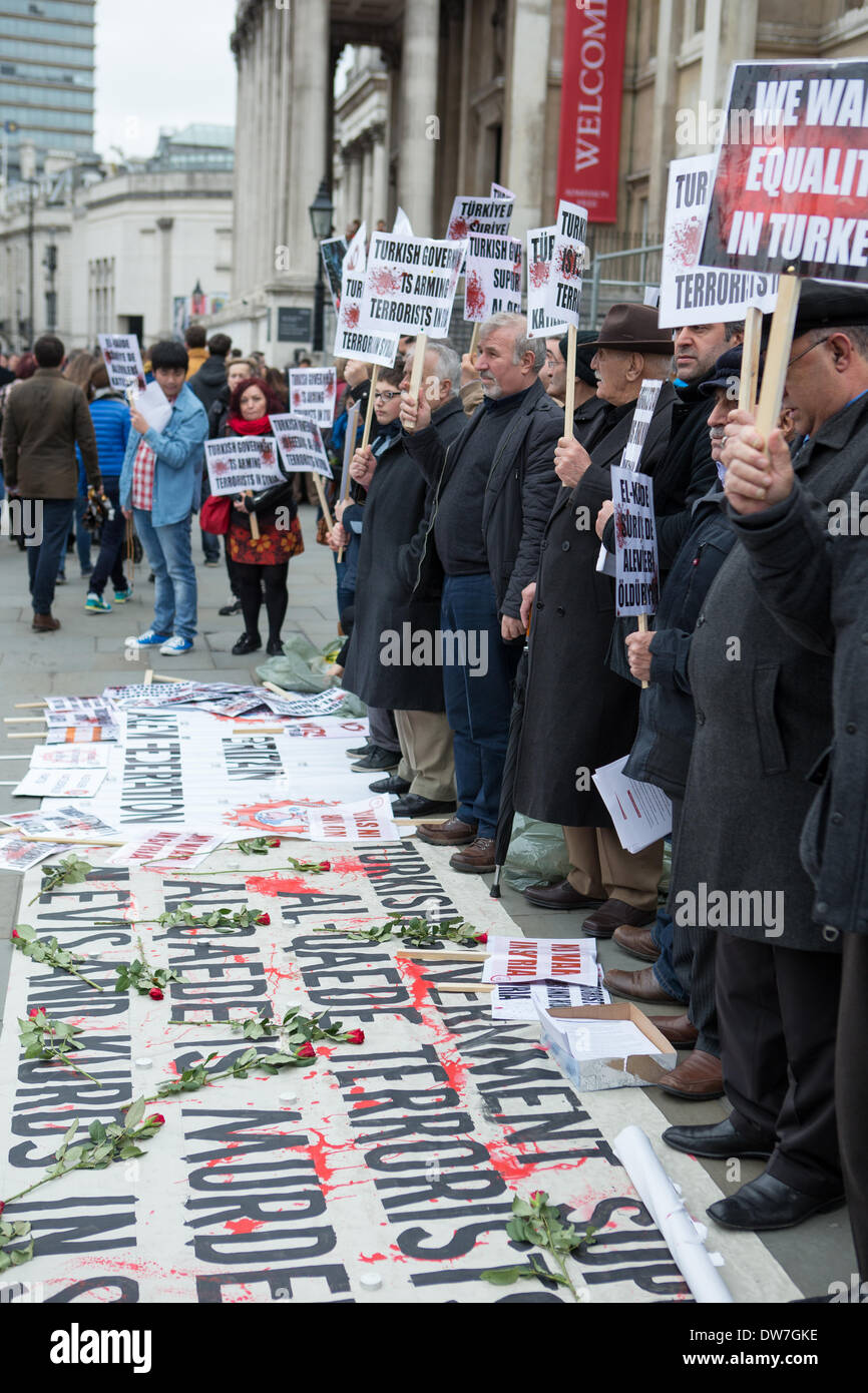 Londres, Royaume-Uni. 2 mars, 2014. Slogans anti guerre en Syrie et roses rouges avec les manifestants en face de Saint Martins-dans-le-champs Crédit : Neil Cordell/Alamy Live News Banque D'Images