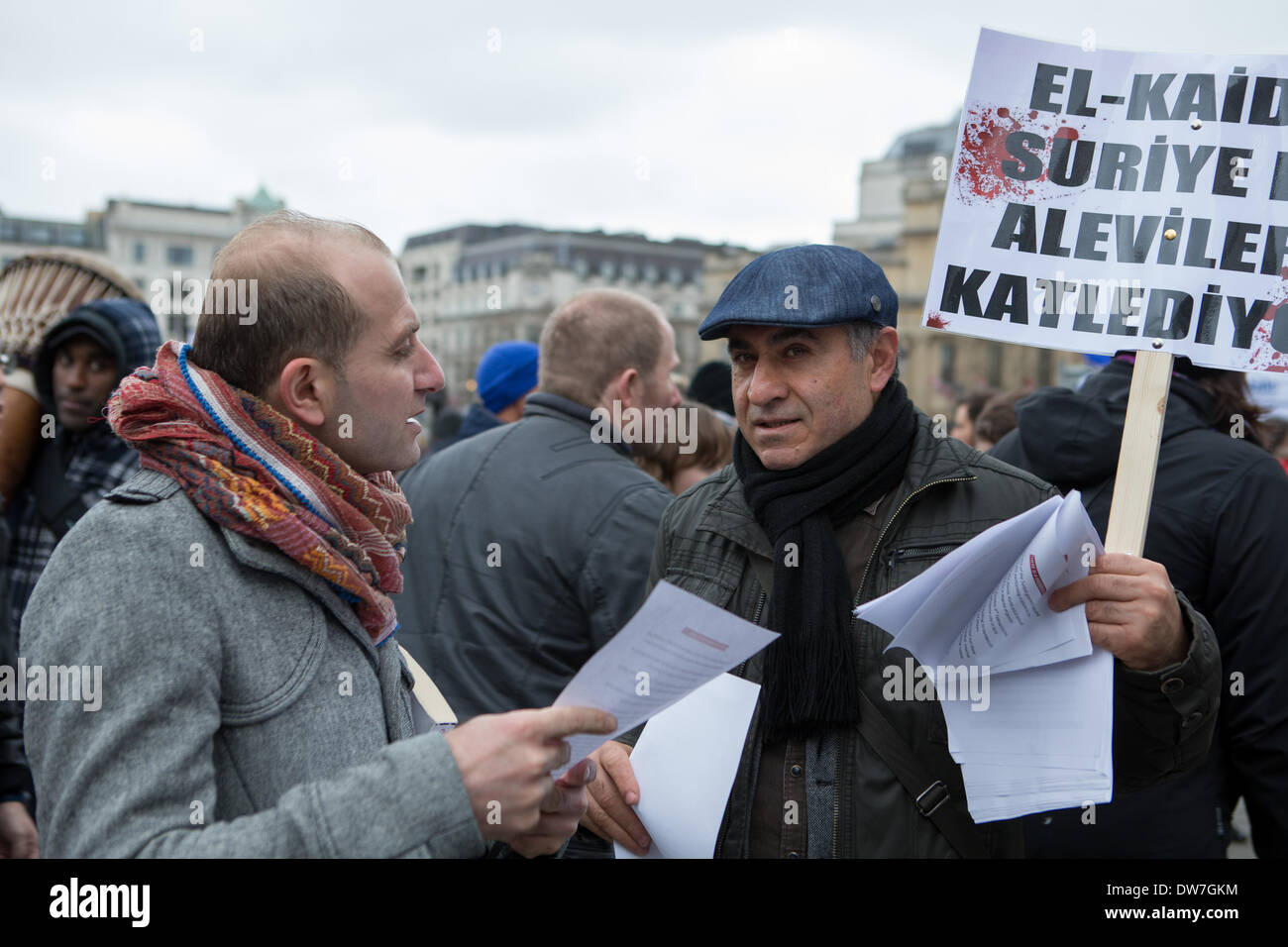 Londres, Royaume-Uni. 2 mars, 2014. Manifestant la distribution de tracts sur les massacres de la village Alevi De Maan en Syrie le 9 février 2013 Crédit : Neil Cordell/Alamy Live News Banque D'Images