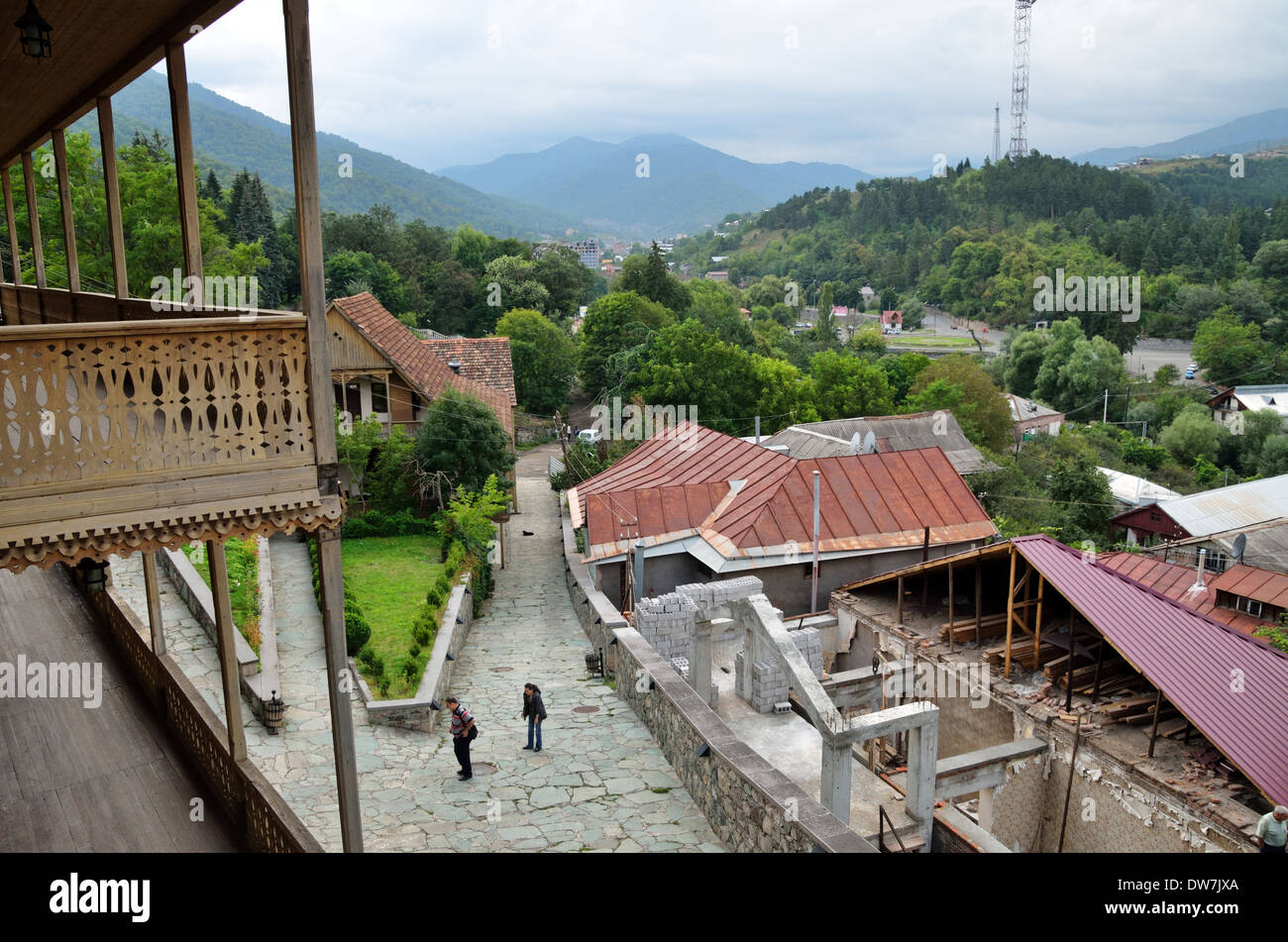 Centre historique de Dilijan renouvelé et montagnes du Caucase, l'Arménie en arrière-plan Banque D'Images