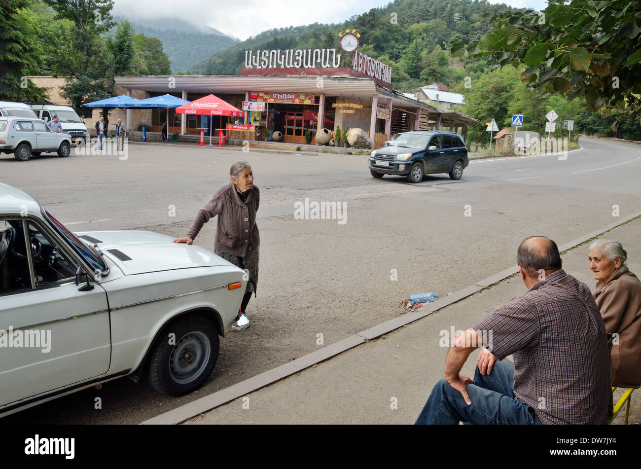 Les personnes âgées à la station de bus à Dilidjan, Arménie Banque D'Images