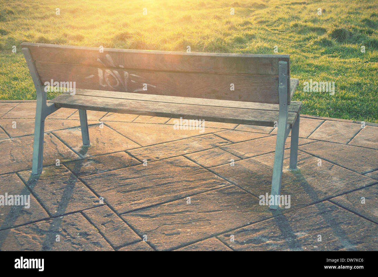 Banc en bois en parc avec des rayons du soleil et effet vintage Banque D'Images