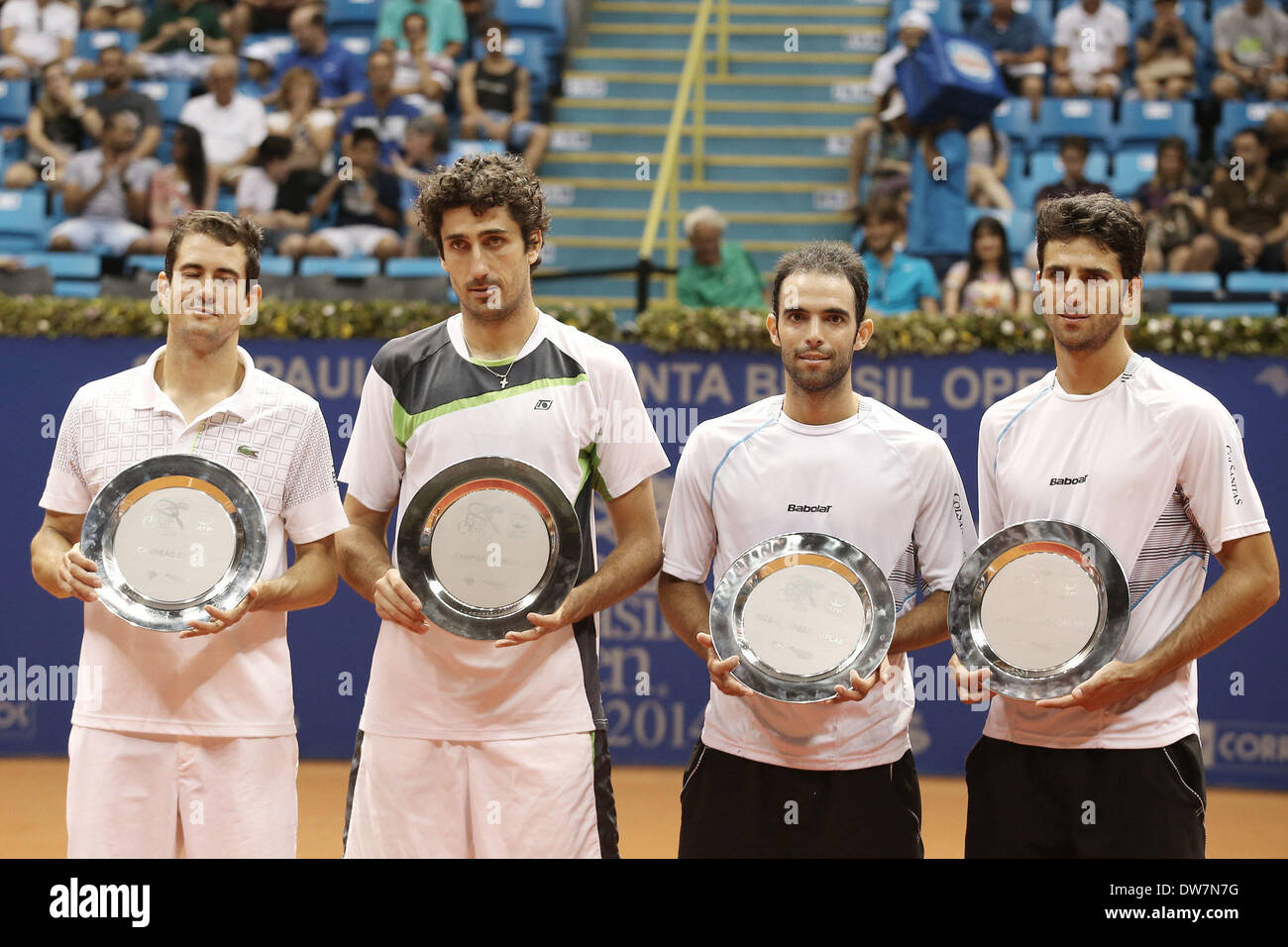 Sao Paulo, Brésil. 2e Mar, 2014. (De G à D) L'Espagne Guillermo Garcia Lopez, l'Autrichien Philipp Oswald, et la Colombie a Sebastian Cabal et Robert Farah, posent avec leurs trophées après leur match de finale du double de l'Open de tennis au Brésil, à Sao Paulo, Brésil, le 2 mars 2014. Guillermo Garcia Lopez et Philipp Oswald a gagné le match. Credit : Rahel Patrasso/Xinhua/Alamy Live News Banque D'Images