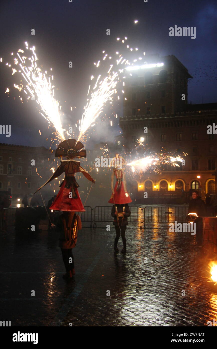 Rome, Italie. 1er mars 2014. Période de carnaval - various artists performing sur Via dei Fori Imperiali street à Rome en Italie. Banque D'Images