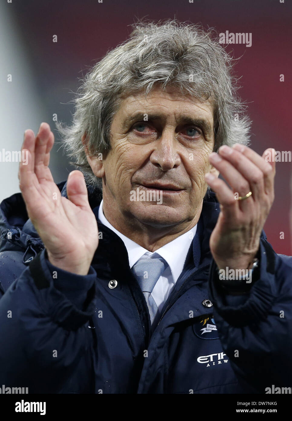 (140303) -- Londres, 3 mars 2014 (Xinhua) -- Manuel Pellegrini, manager de Manchester City accueille les fans après la Capital One Cup (Coupe de la Ligue) finale entre Manchester City et Sunderland au stade de Wembley à Londres, Angleterre le 2 mars 2014. Manchester City a gagné 3-1. (Xinhua/Wang Lili) pour un usage éditorial uniquement. Pas À VENDRE À DES FINS DE MARKETING OU DE CAMPAGNES PUBLICITAIRES. Pas d'utilisation non autorisée avec l'AUDIO, VIDÉO, données, listes de luminaire, CLUBLEAGUE OU LOGOS LIVE SERVICES. En ligne De-MATCH UTILISATION LIMITÉE À 45 IMAGES, aucune émulation. Aucune UTILISATION DE PARI, DE JEUX OU MÊME CLUBLEAGUEPLAYER PUBLICATIONS. Banque D'Images