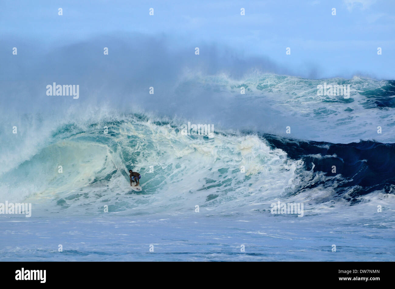 Les captures de surfeur une grosse vague de pipeline ou Ehukai Beach, North Shore d'Oahu, Hawaii, USA Banque D'Images