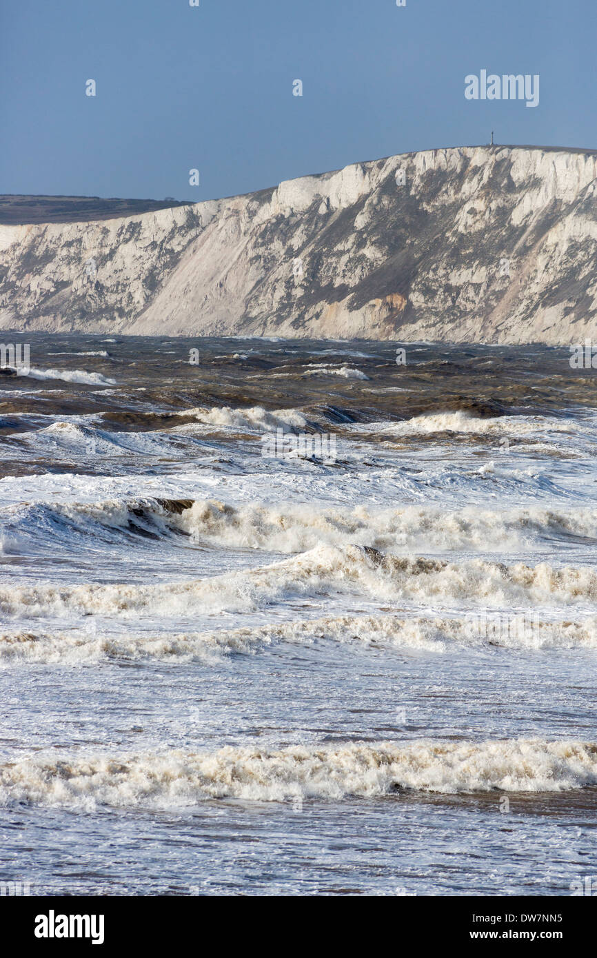 Falaises Blanches, avec l'état de la mer et des vagues en pleine tempête à Compton Bay, île de Wight, Tennyson en bas derrière Banque D'Images