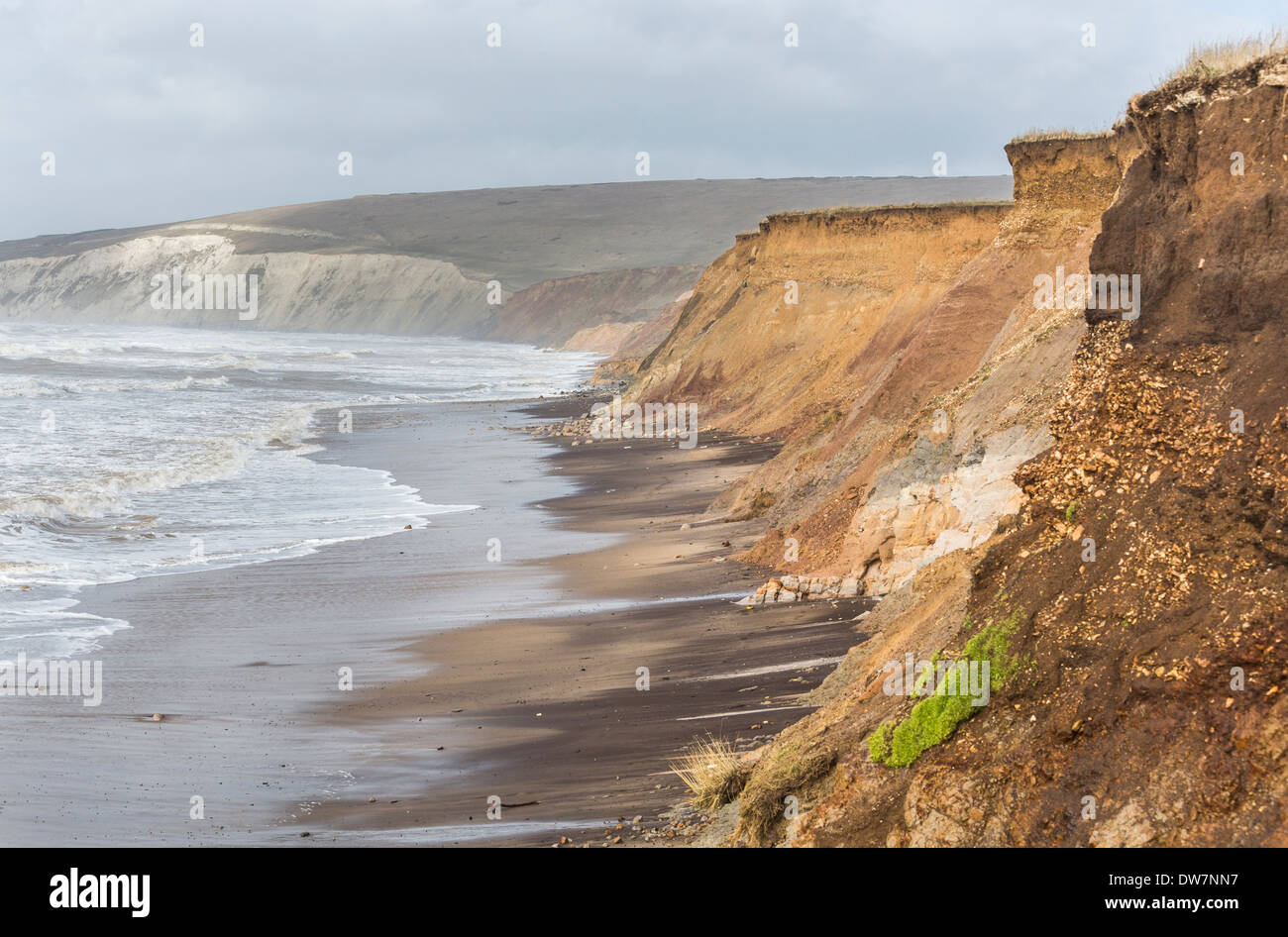Les falaises du littoral, avec l'état de la mer et les vagues en pleine tempête à Compton Bay, île de Wight, Tennyson en bas derrière Banque D'Images
