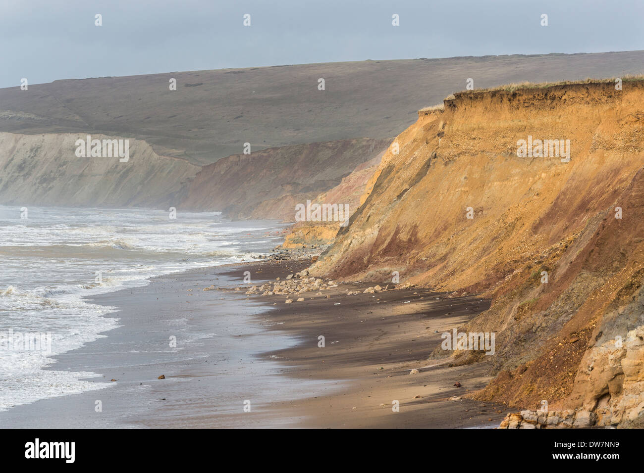 Les falaises du littoral, avec l'état de la mer et les vagues en pleine tempête à Compton Bay, île de Wight, Tennyson en bas derrière Banque D'Images