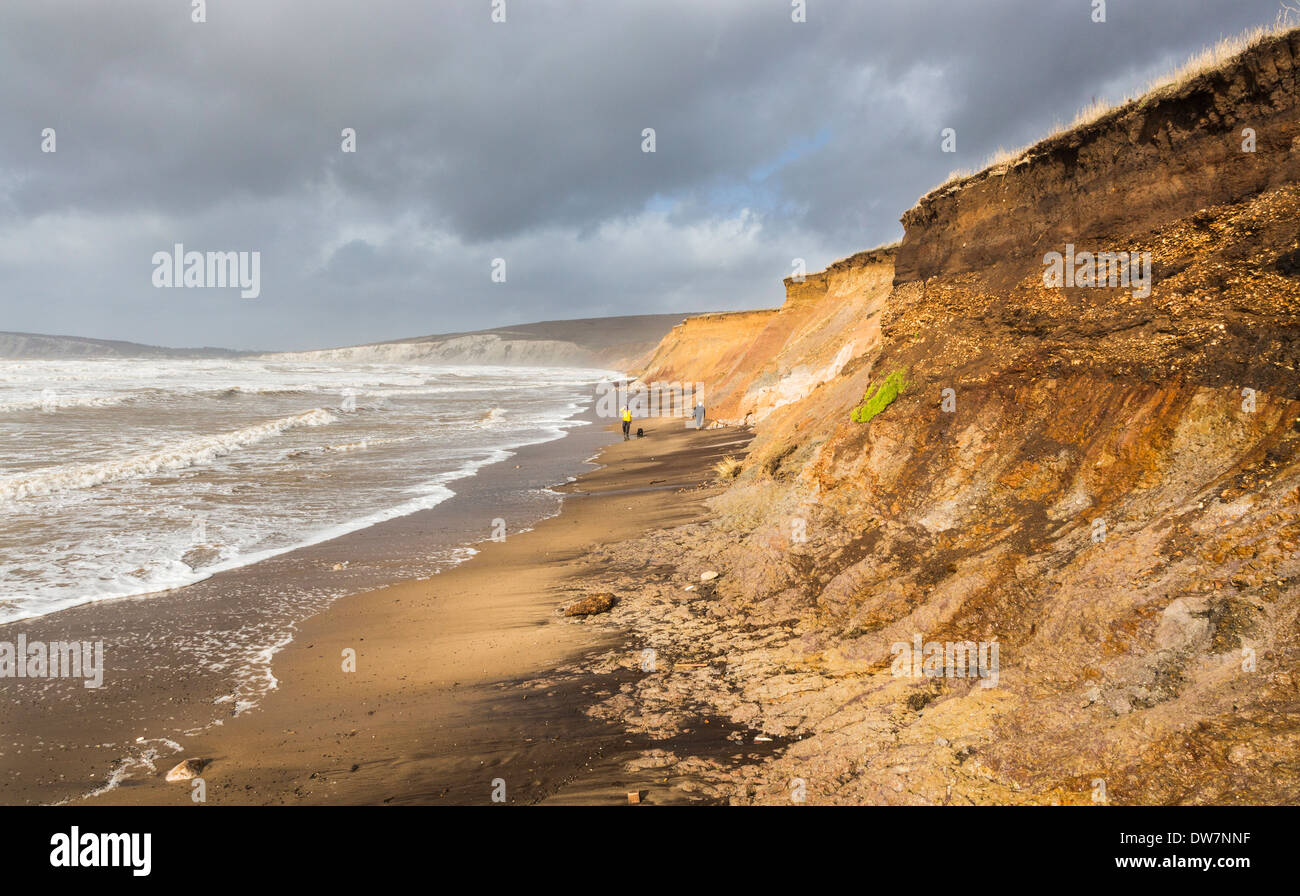 L'érosion du littoral de falaises de grès, avec l'état de la mer et des vagues en pleine tempête à Compton Bay, île de Wight Banque D'Images