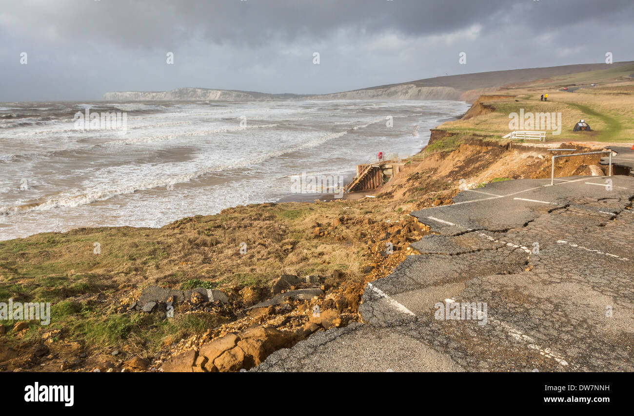 Glissement de l'érosion côtière et à l'aire de parking sombrent dans la mer après la tempête à Compton Bay, île de Wight, Royaume-Uni Banque D'Images