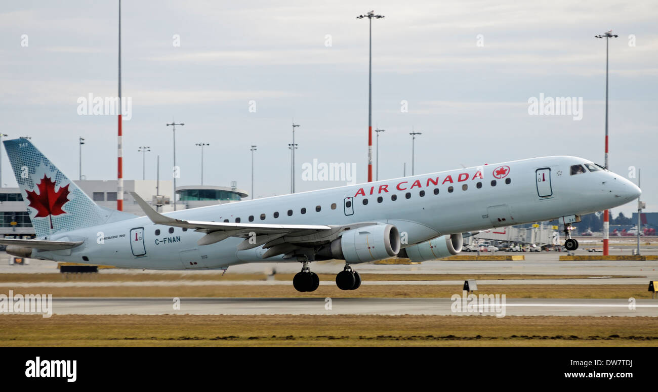 Embraer 190 d'Air Canada C-FNAN avion à fuselage étroit se décollant de l'Aéroport International de Vancouver, Canada Banque D'Images