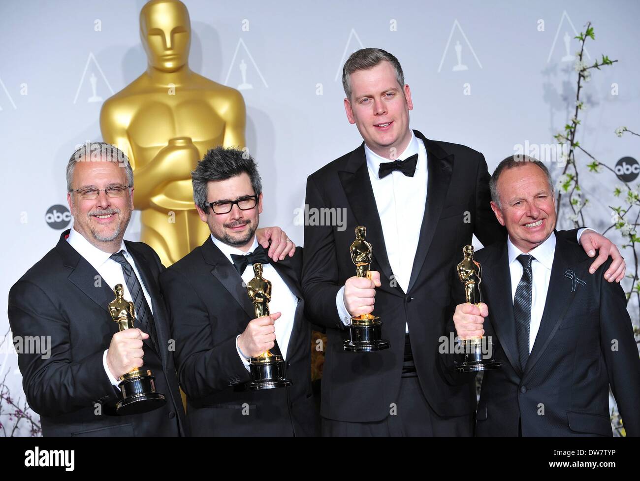 Los Angeles, CA. 2e Mar, 2014. Ingénieurs du son, Christopher Benstead, Niv Adiri, Skip Lievsay, Chris Munro, Meilleure Œuvre dans le mixage sonore dans la salle de presse pour la 86e Academy Awards annuels - Salle de presse - Oscars 2014, le Kodak Theater à Hollywood et Highland Center, Los Angeles, CA 2 mars 2014. Credit : Gregorio Binuya/Everett Collection/Alamy Live News Banque D'Images