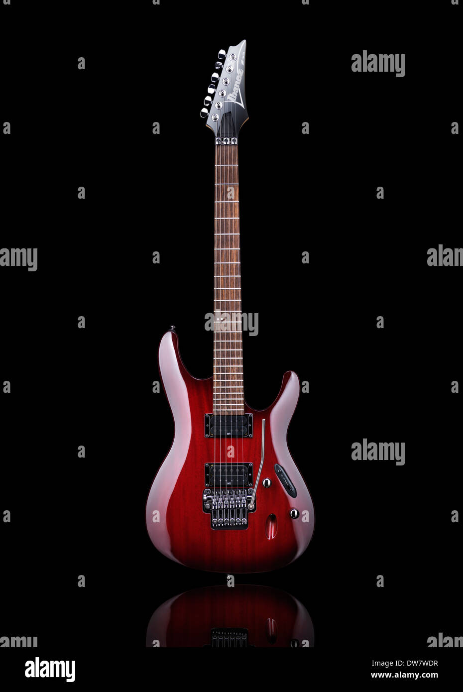 Red Ibanez S-series S420 guitare électrique isolé avec chemin de détourage  sur fond noir Photo Stock - Alamy