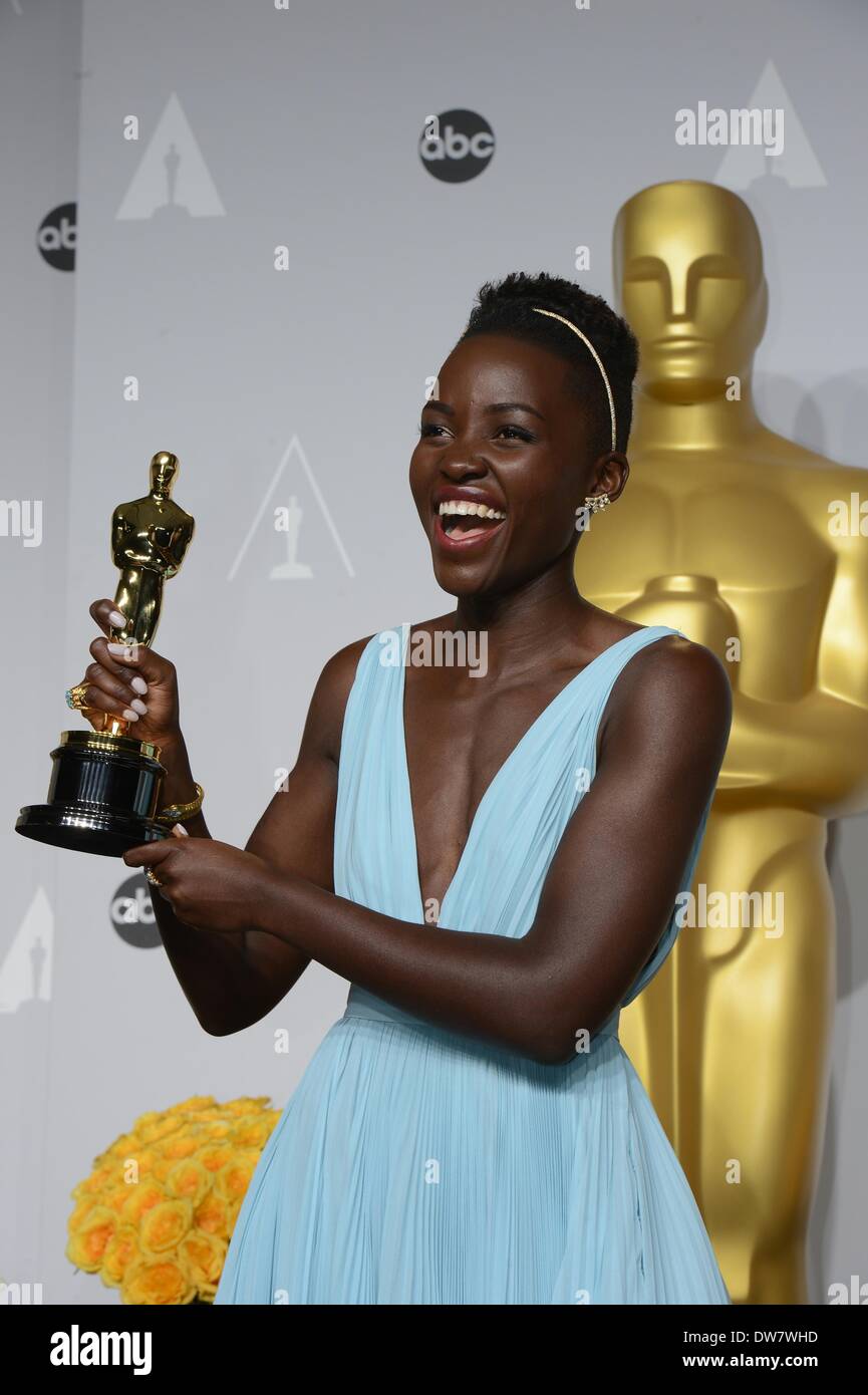 Los Angeles, USA. 2e Mar, 2014. L'actrice Lupita Nyong'o célèbre remportant la meilleure performance par une actrice dans un rôle de soutien pour '12 Years a slave" lors de l'oscar en le Dolby Theatre de Los Angeles, États-Unis, le 2 mars 2014. Crédit : Yang Lei/Xinhua/Alamy Live News Banque D'Images