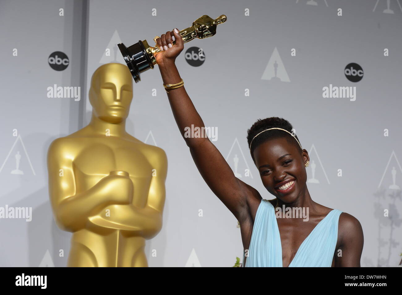 Los Angeles, USA. 2e Mar, 2014. L'actrice Lupita Nyong'o célèbre remportant la meilleure performance par une actrice dans un rôle de soutien pour '12 Years a slave" lors de l'oscar en le Dolby Theatre de Los Angeles, États-Unis, le 2 mars 2014. Crédit : Yang Lei/Xinhua/Alamy Live News Banque D'Images