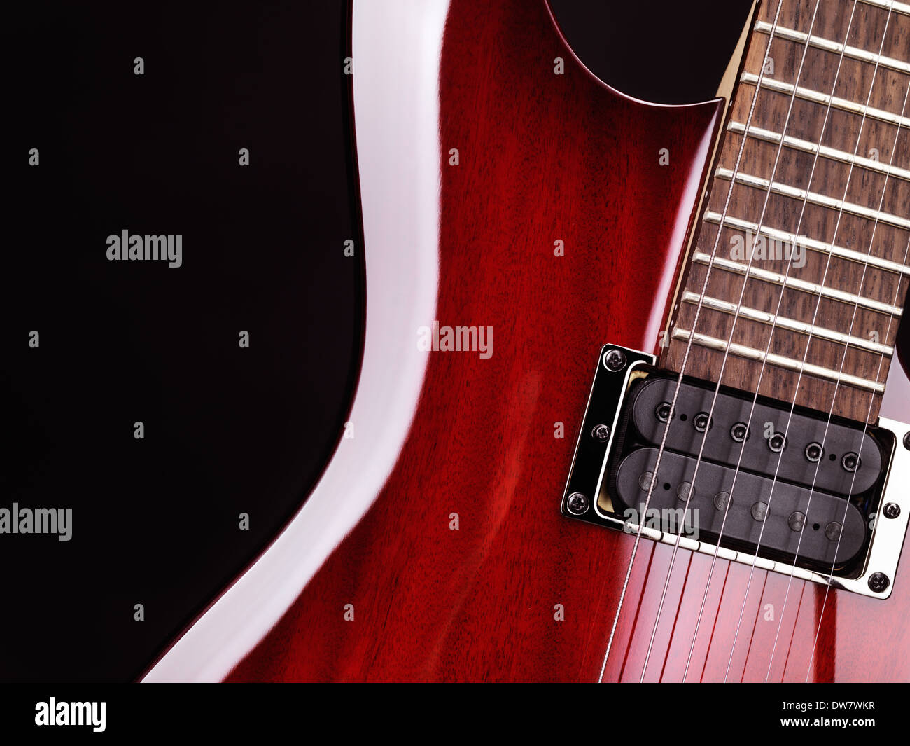 Gros plan du manche de guitare électrique rouge, cordes et de ramasseur Banque D'Images