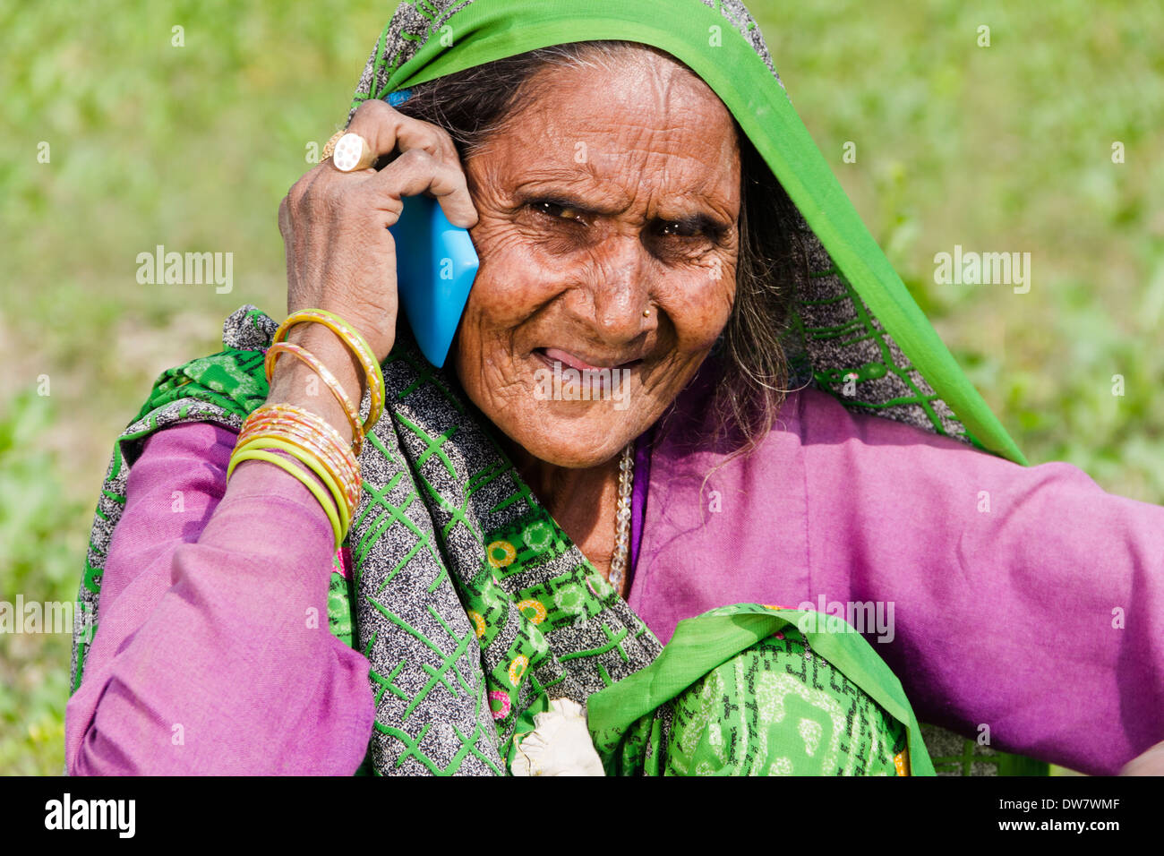 1 vieille femme indienne parle avec mobile Banque D'Images