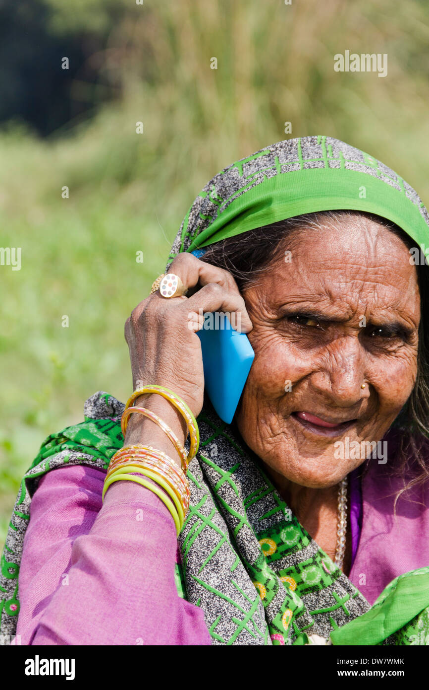 1 vieille femme indienne parle avec mobile Banque D'Images