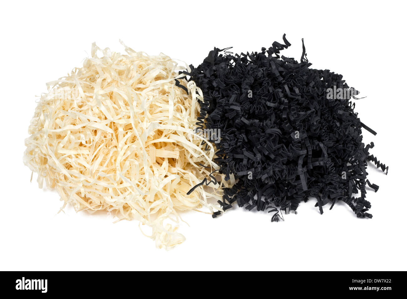 Copeaux de papier et d'un jaune paille pour l'emballage de bouteilles de vin cher. Macro isolé Banque D'Images