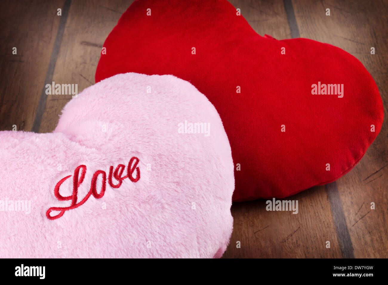 Coeurs en peluche sur fond de bois vieux Banque D'Images