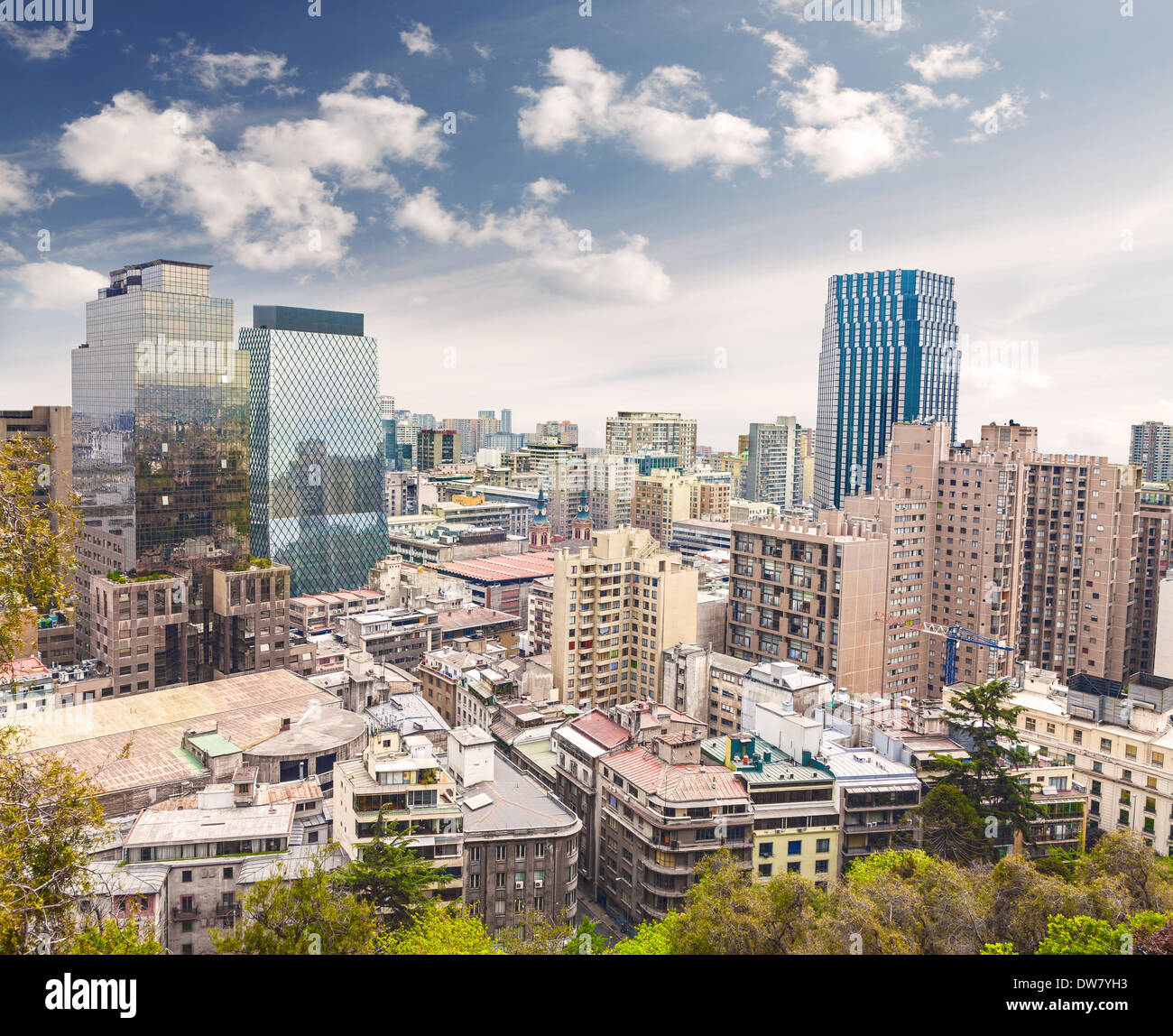 Le centre-ville de Santiago du Chili, les gratte-ciel modernes mélangé avec des bâtiments historiques, le Chili. Banque D'Images