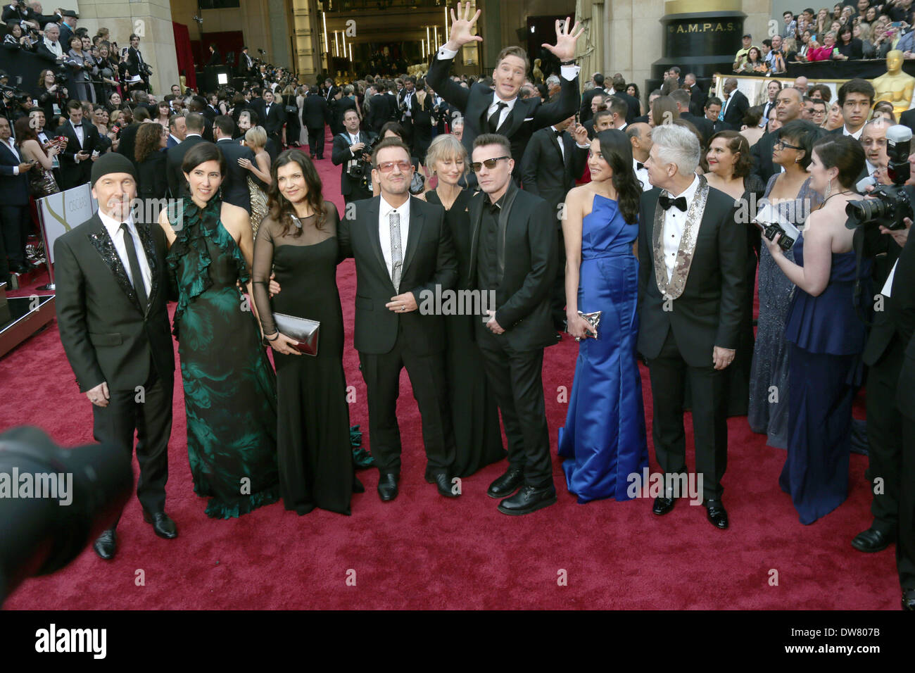 Hollywood, Californie, USA. 2 mars, 2014. Membre du groupe U2 The Edge (l-r) r f Symes, Steinberg, Ali Hewson, membre du groupe U2 Bono, U2 membre du groupe Larry Mullen Jr., Mariana Teixeira, et U2 Adam Clayton membre et l'acteur Benedict Cumberbatch sautant derrière assister à la 86e Academy Awards aka Oscar en Dolby Theatre de Los Angeles, USA, le 02 mars 2014. Credit : Hubert Boesl/afp photo alliance/Alamy Live News Banque D'Images