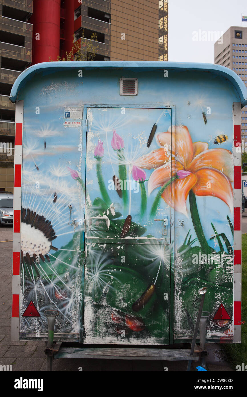 Graffiti fleurs sur une remorque à Rotterdam, Hollande, Pays-Bas. Banque D'Images
