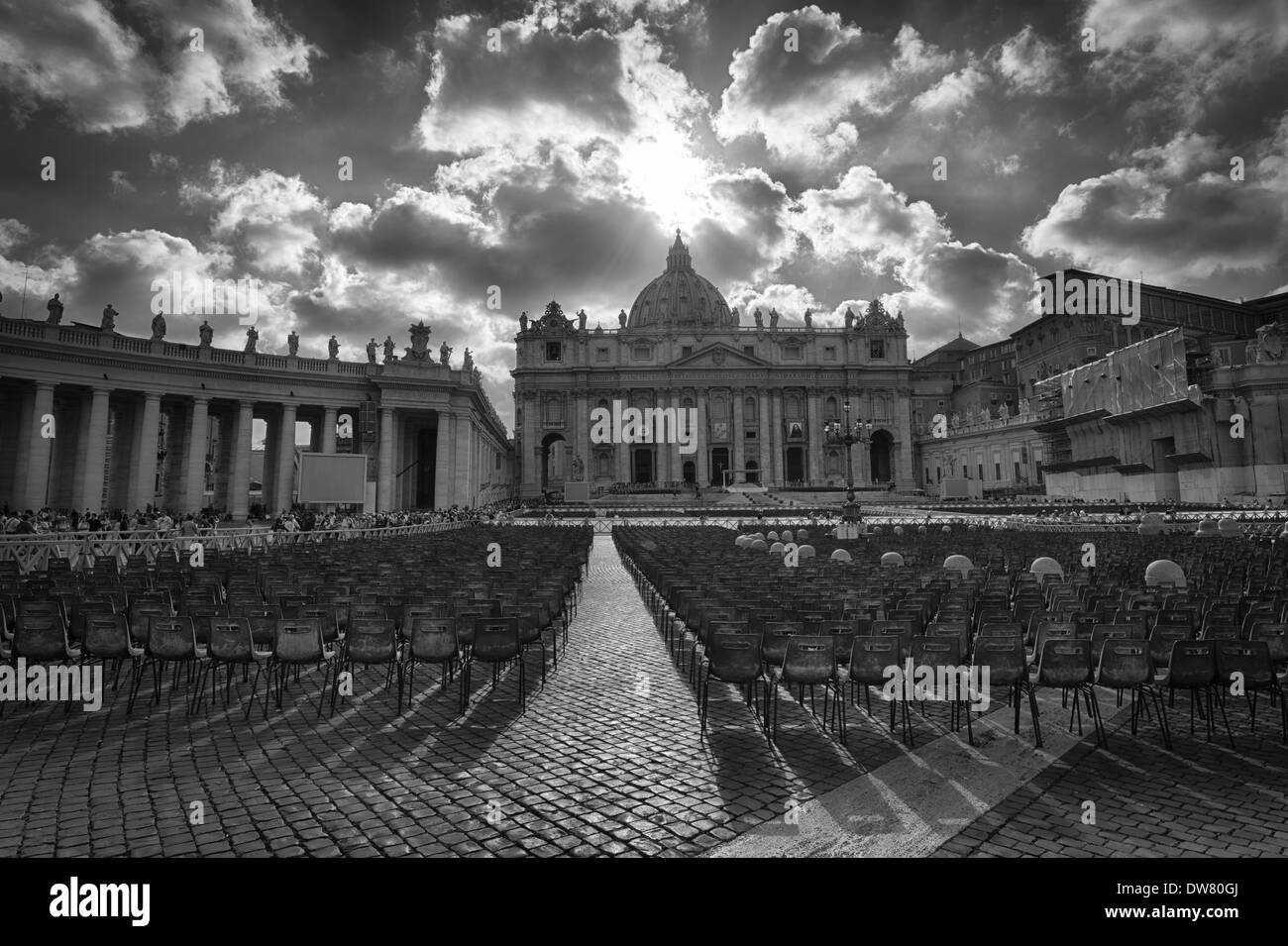 Cité du Vatican, Rome, Italie - 11 mai 2013 : la Basilique Saint Pierre avant l'angelus (en attente pour les croyants). Banque D'Images