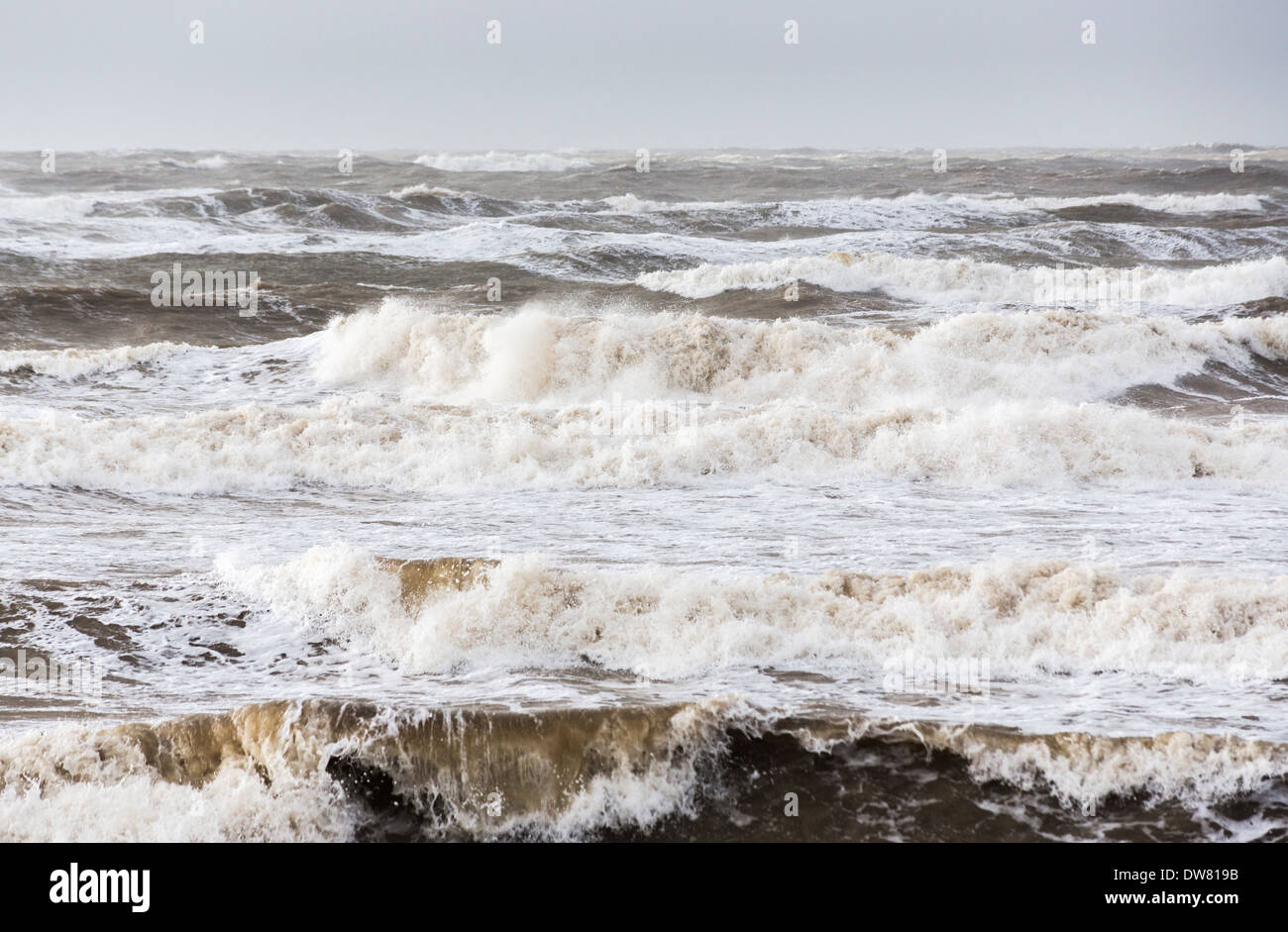 Forte mer orageuse avec vagues de mauvaise météo à Compton Bay, île de Wight, Royaume-Uni Banque D'Images