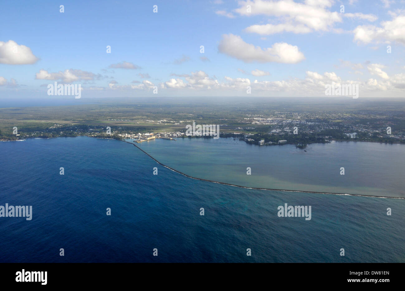 Vue aérienne de la baie de Hilo, Hilo seawall, Big Island, Hawaii, USA Banque D'Images