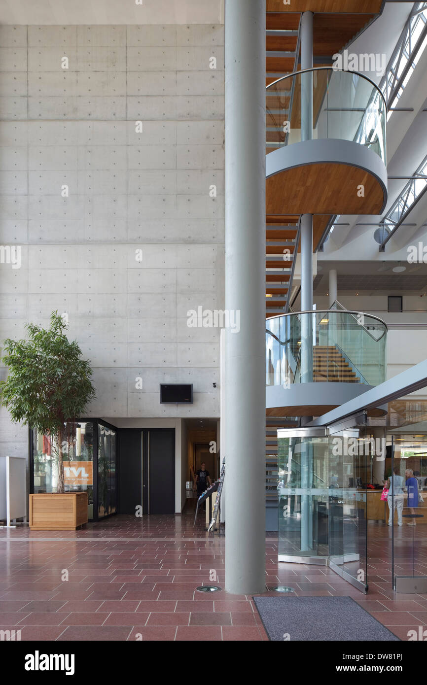 Bibliothèque publique de Genk, Genk, Belgique. Architecte : Claude Vasconi, 2008. Hall de l'entrée principale, avec escalier secondaire passant à l'age Banque D'Images