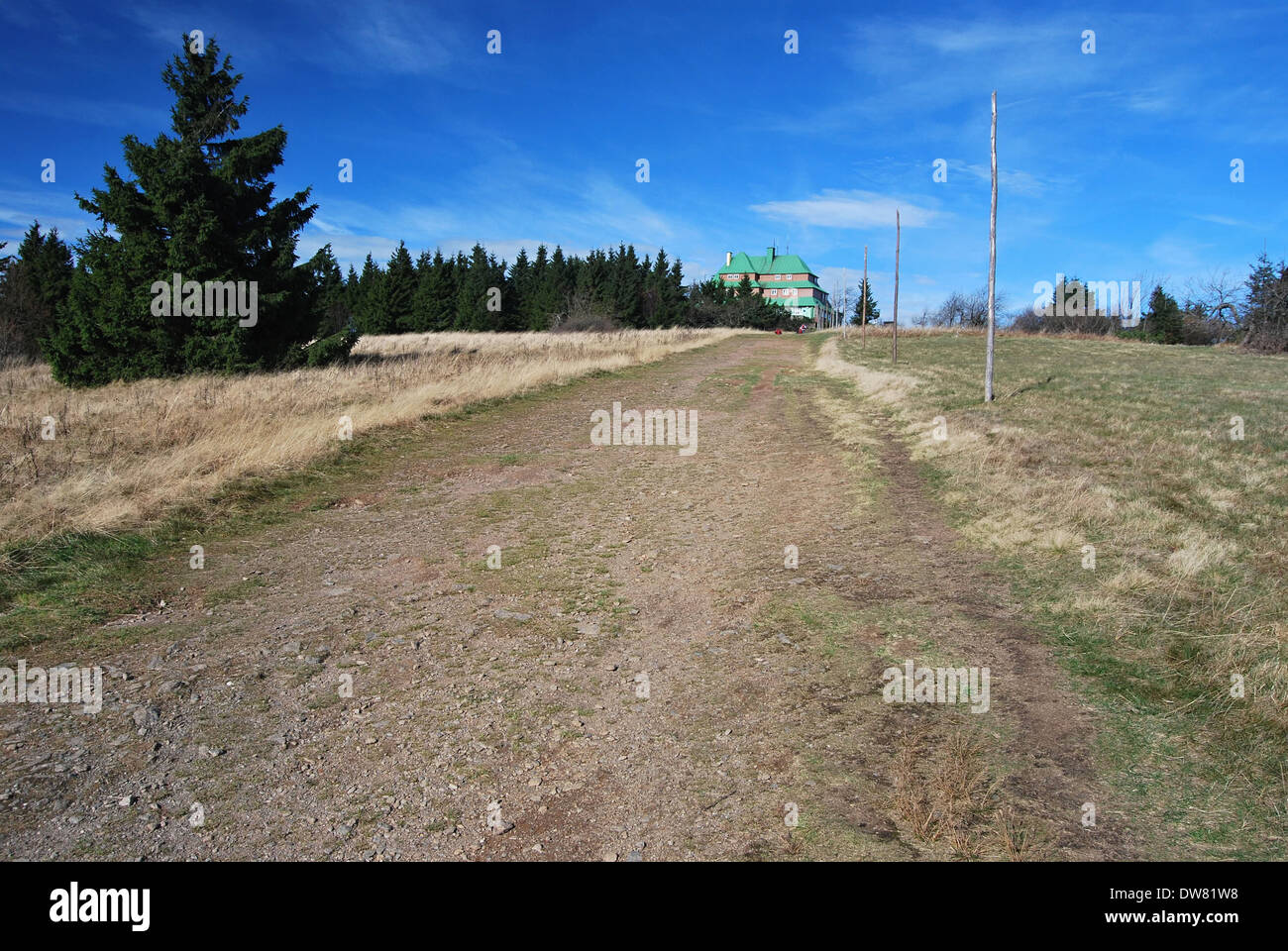 Sentier qui à Masarykova chata Orlicke hory sur l Banque D'Images