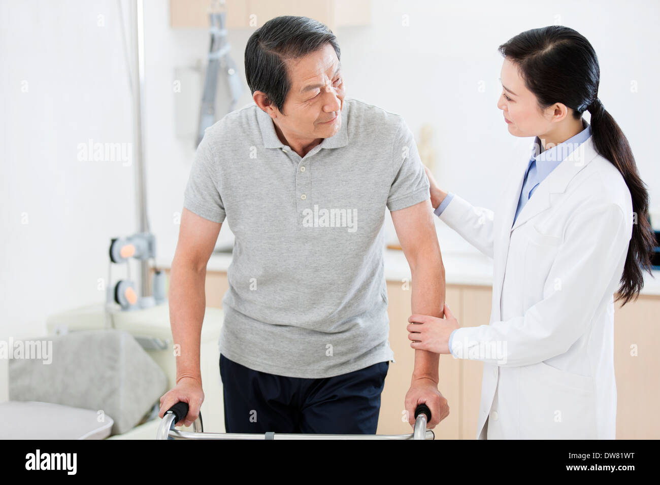 Doctor helping patient avec walker Banque D'Images